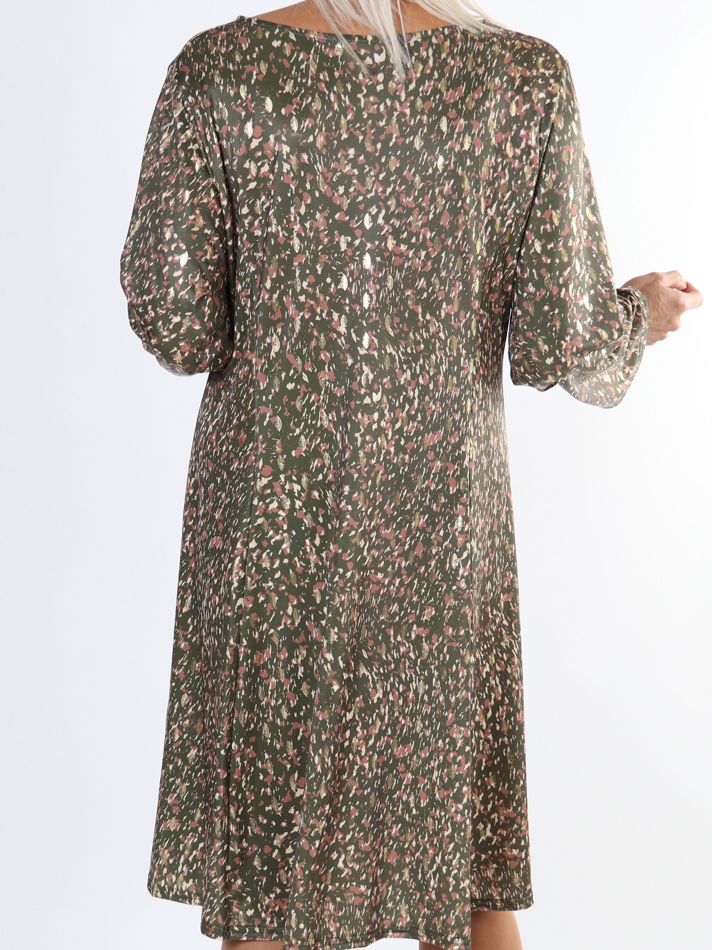 Maj Pattern L/S - Elastisk plus size kjole i print med gulddetaljer